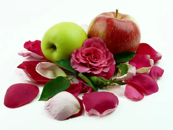 Las manzanas sobre las hojas de las rosas —  Fotos de Stock