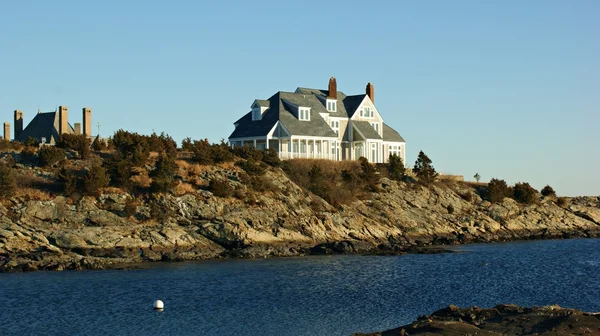 Kis ház a tengerpart Stock Fotó