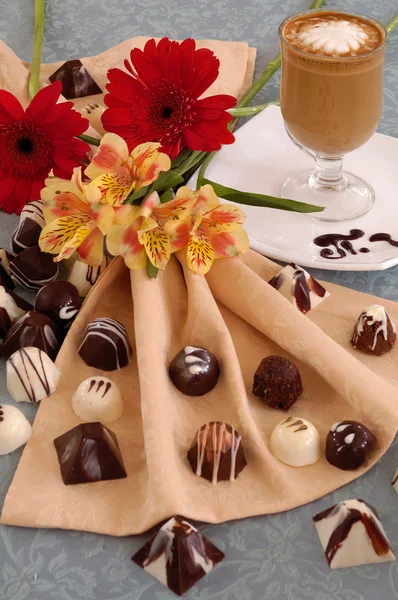 Chocolade snoep en koffie Rechtenvrije Stockfoto's