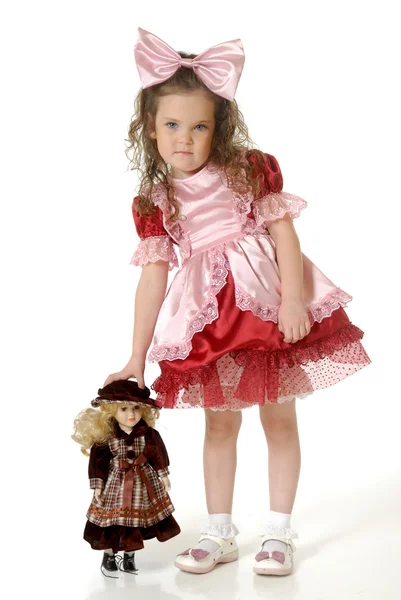 Het kleine meisje met pop — Stockfoto