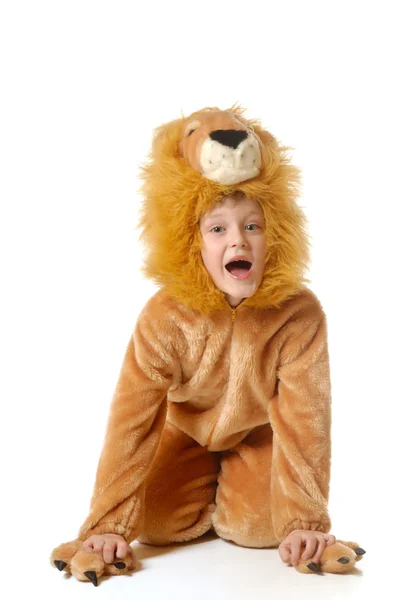 ライオンのデザインの凝った服の少年 — ストック写真