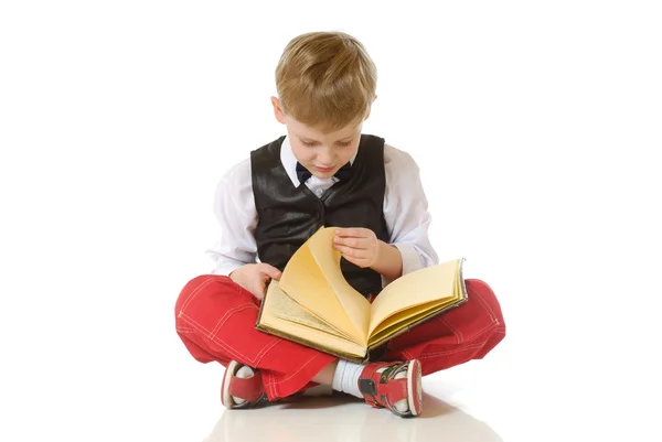 O rapaz lê o livro — Fotografia de Stock