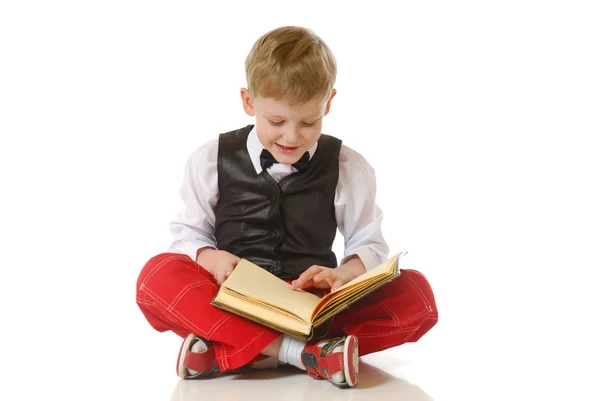 El chico lee el libro — Foto de Stock