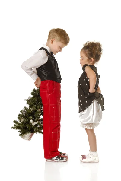 Crianças com uma árvore de Natal — Fotografia de Stock
