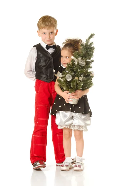 Kinder mit einem Weihnachtsbaum — Stockfoto