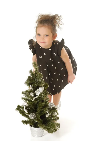 Het kleine meisje met een kerstboom — Stockfoto