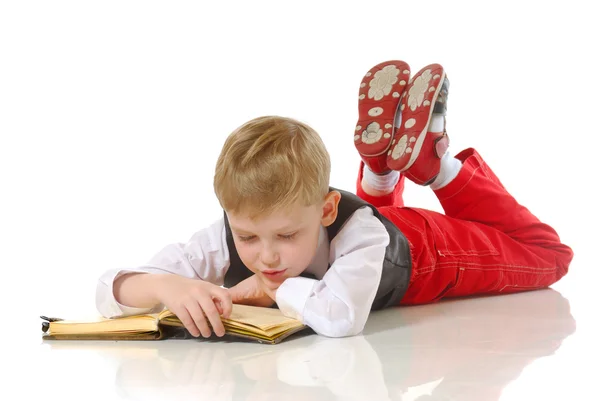 Le garçon lit le livre — Photo