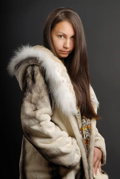 La chica con un abrigo de piel —  Fotos de Stock