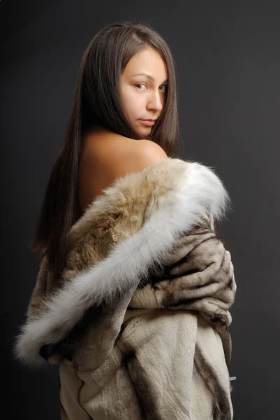 毛皮のコートの女の子 — ストック写真