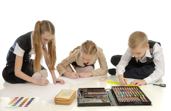 Niños dedicados al dibujo — Foto de Stock