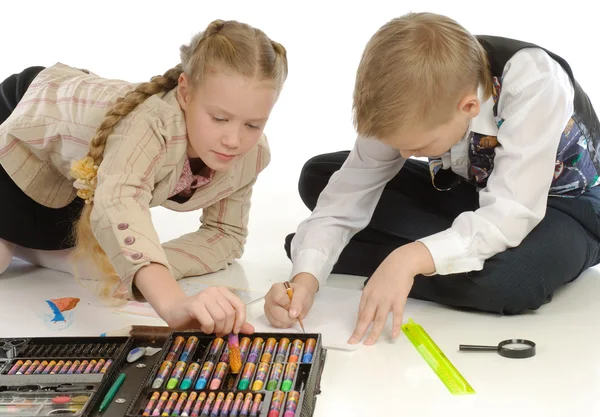 Bambini impegnati nel disegno — Foto Stock