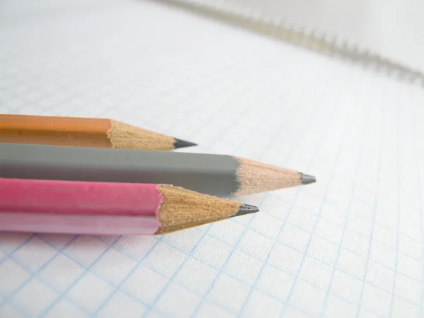 Bleistifte auf Copy-Book — Stockfoto