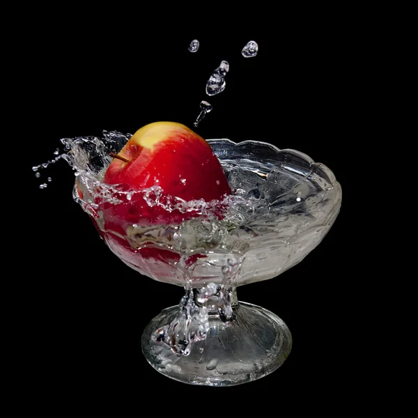 Apple falls into water — Stock Photo, Image