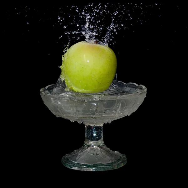 Apple falls into water — Stock Photo, Image