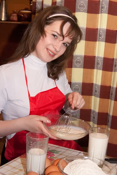 Les jeunes femmes font une omelette — Photo