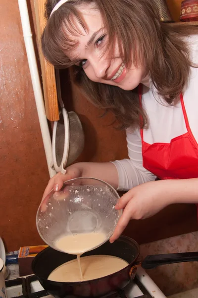 Jonge vrouwen doen een omelet — Stockfoto