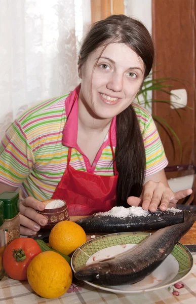 Ragazza sta salando un'aringa — Foto Stock