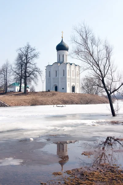Église de l'intercession sur la rivière — Photo