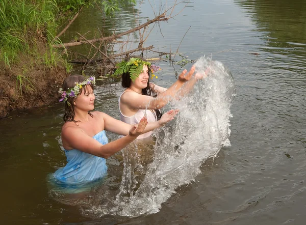 Playing girls in river — Stock Photo, Image