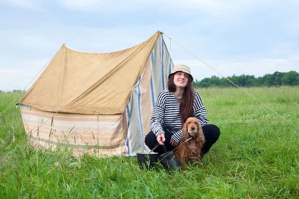 Chica con perro en el camping — Foto de Stock