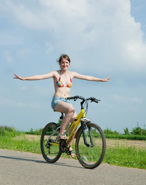 女の子は自転車に乗って行く — ストック写真