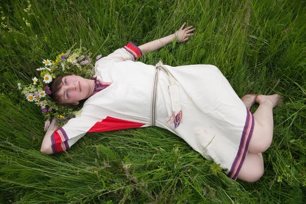 A Kamilla virágfüzér feküdt a lány — Stock Fotó