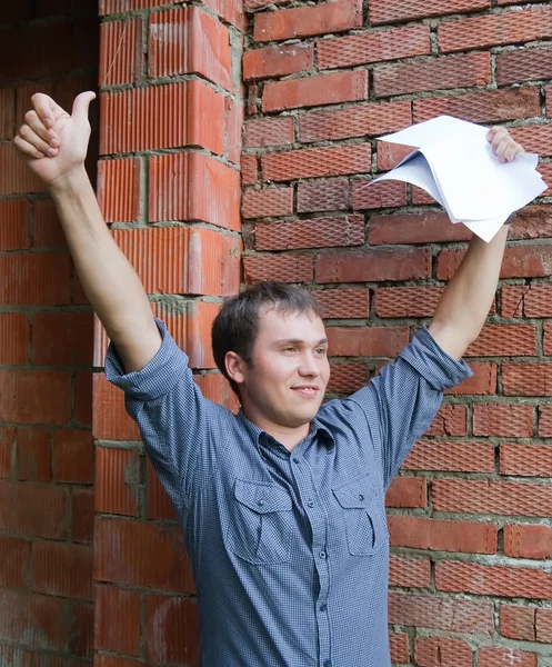 Construtor feliz com documentos — Fotografia de Stock
