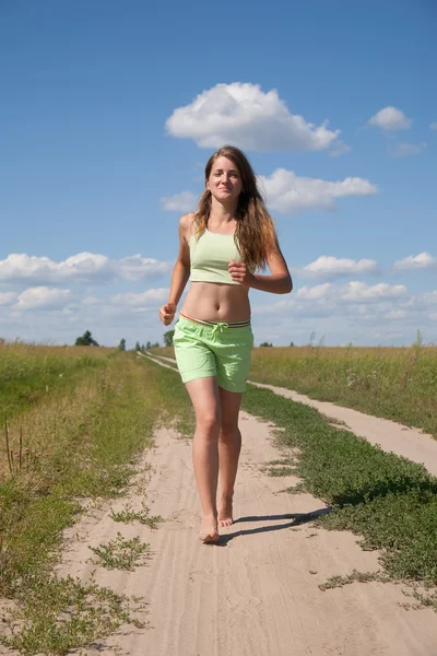 Chica corriendo en la carretera del prado —  Fotos de Stock