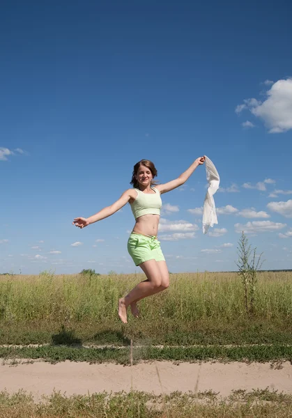 Прыгающая длинноволосая девочка-подросток — стоковое фото