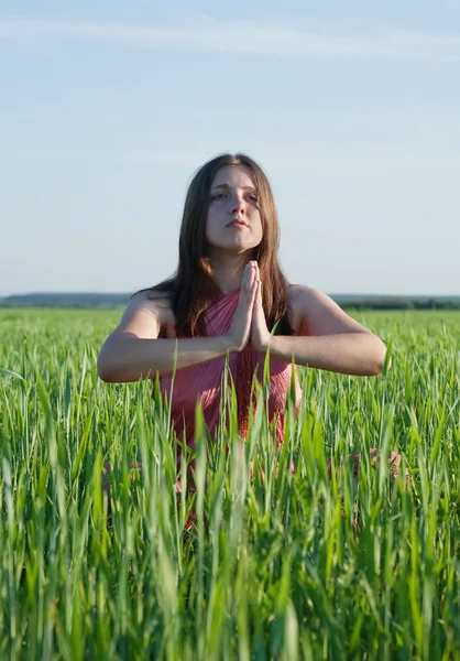 Młoda kobieta robi joga w zielony łąka — Zdjęcie stockowe