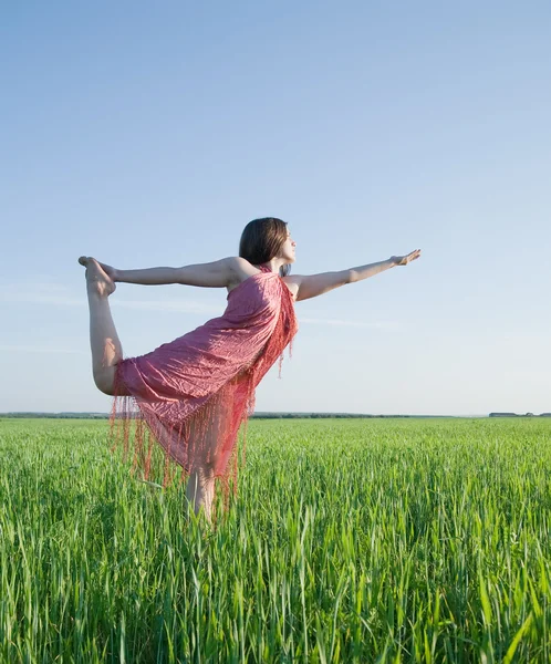 Menina bonita fazendo ioga na natureza — Fotografia de Stock