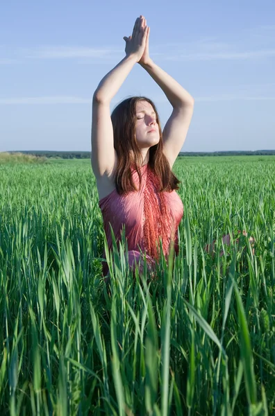 Девушка практикует йогу — стоковое фото