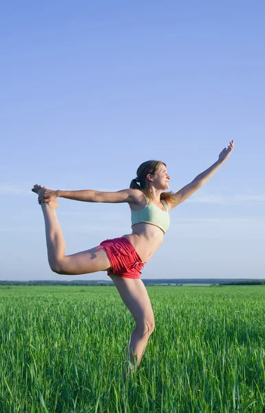 Chica joven haciendo yoga contra la naturaleza —  Fotos de Stock