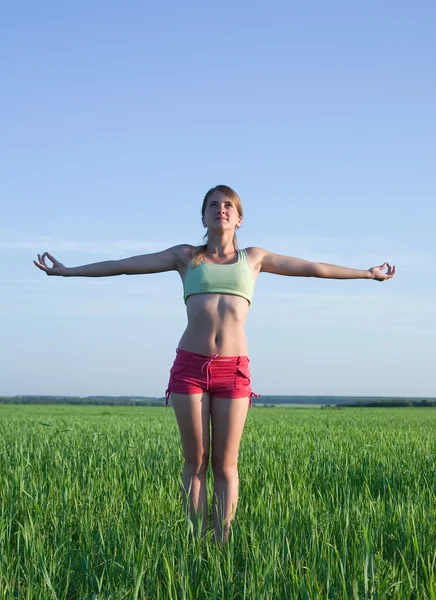 Молода дівчина робить йогу проти природи — стокове фото