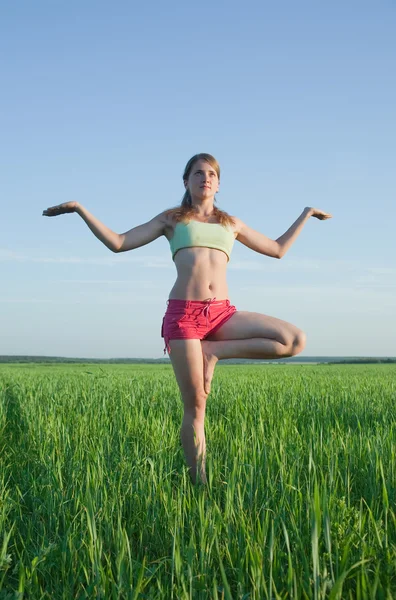Giovane ragazza che fa yoga contro la natura — Foto Stock