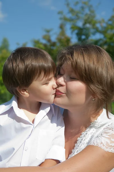 Mamma med son på äng — Stockfoto