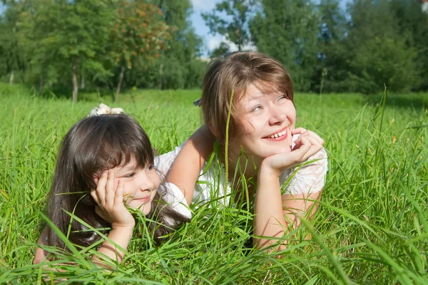 Anne ile kızı çayır üzerinde — Stok fotoğraf