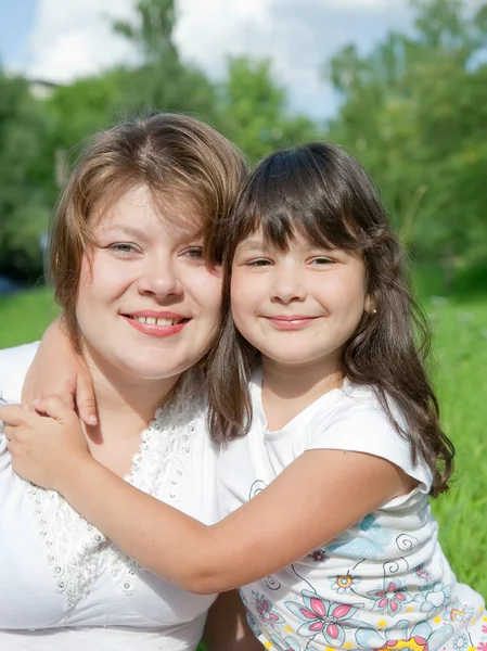 Moeder met dochter op weide — Stockfoto