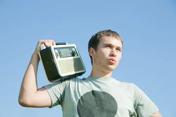 古いラジオ受信機を持つ男 — ストック写真