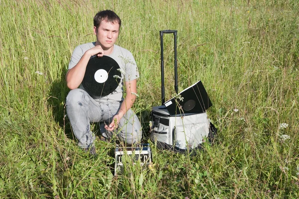 ビニール ディスクおよびラジオを持つ男 — ストック写真
