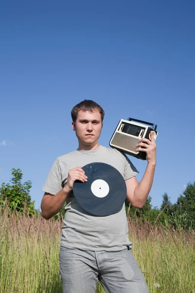 Homem com disco de vinil e receptor de rádio — Fotografia de Stock