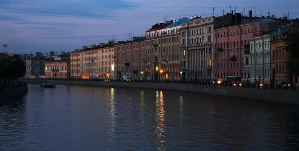 夕暮れのサンクトペテルブルグでチャネル — ストック写真