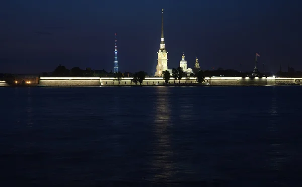Петропавловская крепость ночью — стоковое фото