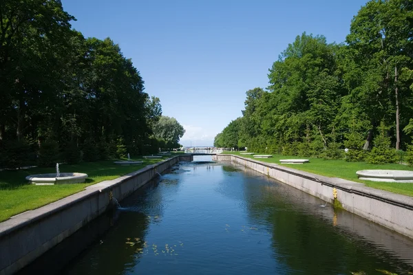 Park przed royal petrodvorets — Zdjęcie stockowe