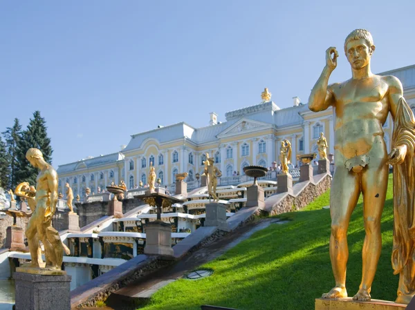 Esculturas douradas em Peterhof — Fotografia de Stock