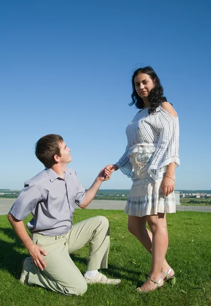 Namorado pedindo a namorada em casamento — Fotografia de Stock