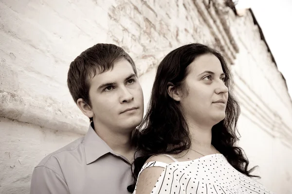 Jovem casal apaixonado ao ar livre — Fotografia de Stock