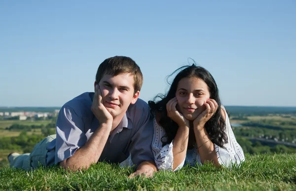 Feliz casal sorrindo ao ar livre contra bl — Fotografia de Stock