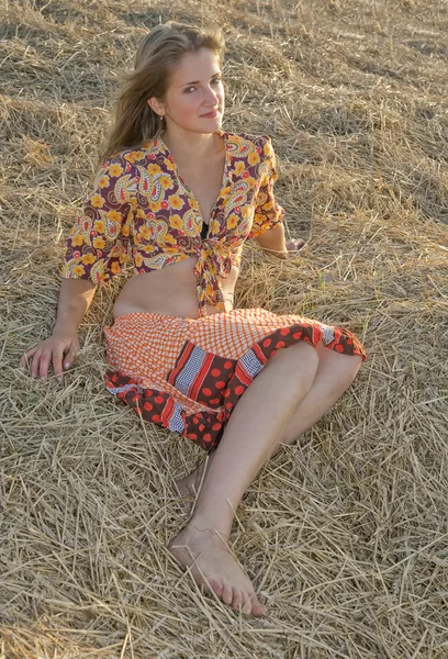 Chica en heno fresco — Foto de Stock