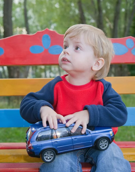 Junge mit Spielzeugauto — Stockfoto